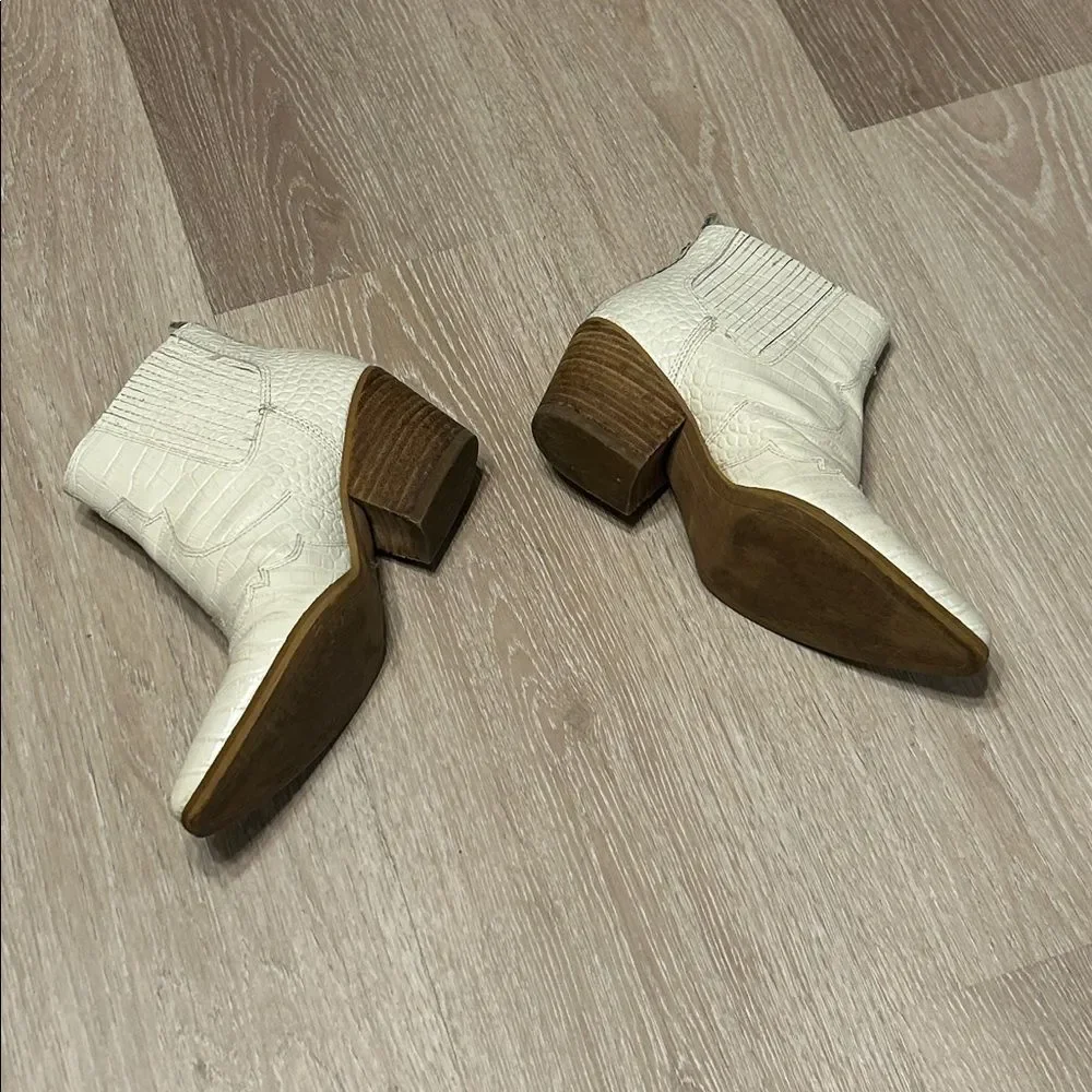 Sam Edelman Western Aligator Skin White Ankle Boots in Size 6.5